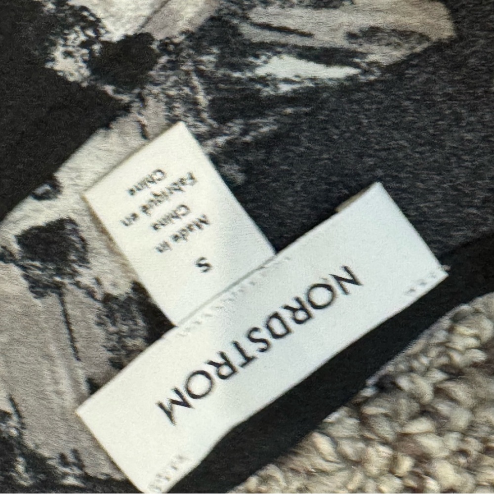 Nordstrom Black and White Printed V-Neck Tank - Picture 4 of 6